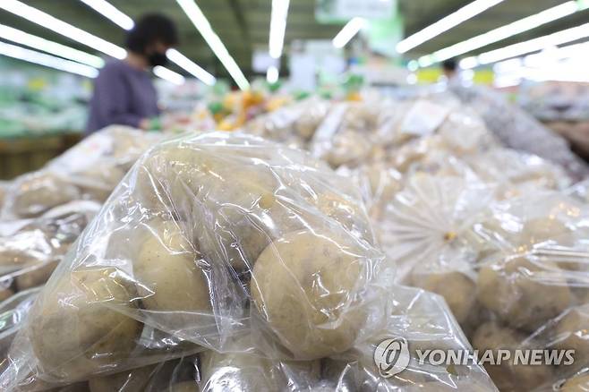 크게 오른 감자 가격 5월 24일 서울의 한 마트에서 시민들이 장을 보고 있다.[연합뉴스 자료사진]