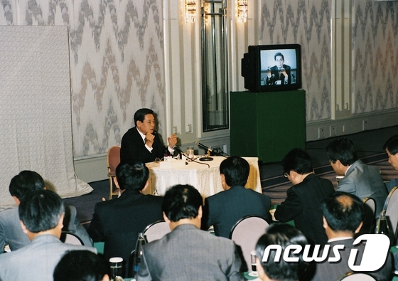 1993년 이건희 삼성전자 회장이 임원진들에게 '신경영' 구상을 설명하고 있다. /뉴스1