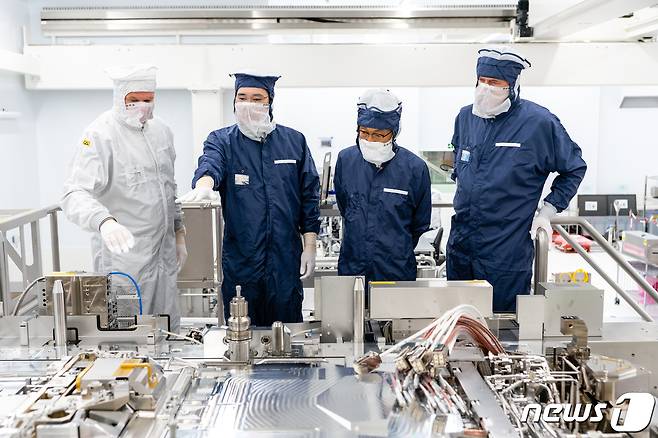 이재용 삼성전자 부회장(왼쪽 두번째)이 네덜란드 에인트호번에 위치한 반도체 장비업체 ASML를 방문, 생산과정을 살펴보고 있다. /뉴스1