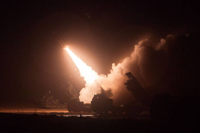 한미 양국 군이 6일 오전 동해상으로 발사한 지대지미사일 '에이태큼스'(ATACMS)를 발사했다. (합참 제공) © 뉴스1