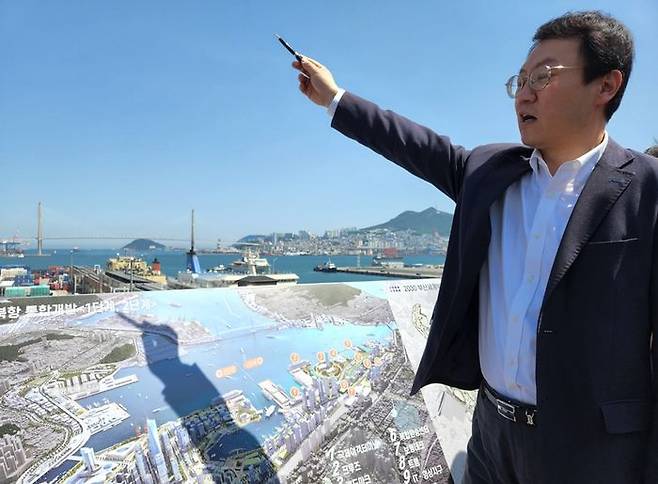 북항 재개발 사업부지 현장을 찾아 브리핑 중인 김창균 해수부 항만국장 ⓒ데일리안