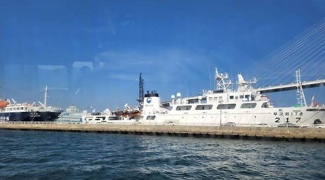 관공선 부두에 정박 중인 해수부 소속 무궁화 17호 ⓒ데일리안