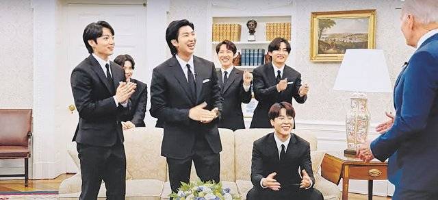 지난달 31일(현지 시간) 미국 워싱턴 백악관에 초대받은 방탄소년단(BTS) 멤버들이 조 바이든 미 대통령(오른쪽)이 자신들의 히트곡 ‘버터’를 틀자 손뼉을 치며 춤을 추고 있다. 백악관 유튜브 캡처