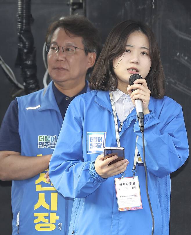박지현 전 더불어민주당 공동비상대책위원장이 2022년 5월30일 부산 금정구 부산대 앞에서 변성완 부산시장 후보의 선거운동을 지원하는 유세를 하고 있다. 연합뉴스