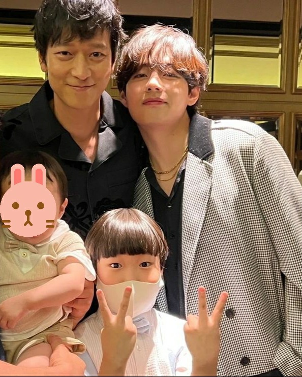 BTS V is attracting attention with another photo taken with actor Gang Dong-Won.On the 5th, the warm-hearted figure of V and Gang Dong-Won was released on Instagram of child actor Lim Seung-soo, who appeared in the movie Broker.In the photo, V is leaning comfortably on the shoulder of Gang Dong-Won and building Smile, and Gang Dong-Won also has a slight Smile, so I could feel warm brotherhood.On the 2nd, V attended the VIP premiere of the movie Broker at the invitation of Gang Dong-Won.On this day, V was surprised to see the righteousness of entering the country before the members using the route through Abu Dhabi, which takes 24 hours of flight time to meet the premiere time.For about two minutes, V was baptized by a pouring flash, but with a confident but sophisticated and polite Attitude, he showed off his status as a superstar by shining the premiere.CJ ENM, an investment distributor of the movie Broker, also confirmed its presence among the stars who posted photos of Sun V in the photo wall after the actors in the official Instagram.On the day V attended the VIP premiere of Broker, the attention of former World Korean movie fans and K-pop fans was focused on the movie Broker.KIM TAEHYUNG AT VIP PREMIERE has been the number one trend in the world wide trend and the trends in all world countries, and it has been trending until the day after the premiere, proving a hot response.In Chinas Sina Weibo, Kim Tae-hyung Beautiful ranked fourth in the list of popular search terms, and Tremendous, the common denominator of V and Gang Dong-Won, also made headlines.Vs attendance at the premiere was attracted to the attention of leading media both at home and abroad.United States of America Magazine Affinity, United States of America Media Claut News, Arab Worlds largest entertainment news portal Filfan, and ZOMTV in India posted photos of V at the VIP premiere titled Look at the attractiveness of V that captivated the world.When another photo was released together with V and Gang Dong-Won, fans were delighted to see that the two exist themselves, fan service, often show them, the tone and speed are similar to the dongle dongle, so it seems to be honey jam if they are tikitaka, iMBC  Photo Source: V, Lim Seung-soo Instagram
