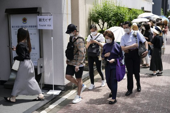 지난 1일 한국 관광 비자를 신청하러 온 일본인들이 일본 도쿄에 있는 주일 한국대사관 영사부로 들어가고 있다. [AP=연합뉴스]