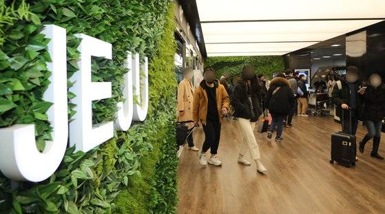 올해 설 연휴 첫 날이었던 지난 1월 29일 오후 제주국제공항 1층 도착장이 제주를 찾은 귀성객과 관광객들로 붐비고 있다. 뉴스1