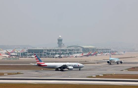 신종 코로나바이러스 감염증(코로나19) 사태로 축소됐던 인천국제공항의 국제선 운항이 이달 8일부터 정상화된다. 사진은 3일 인천국제공항의 모습. 연합뉴스