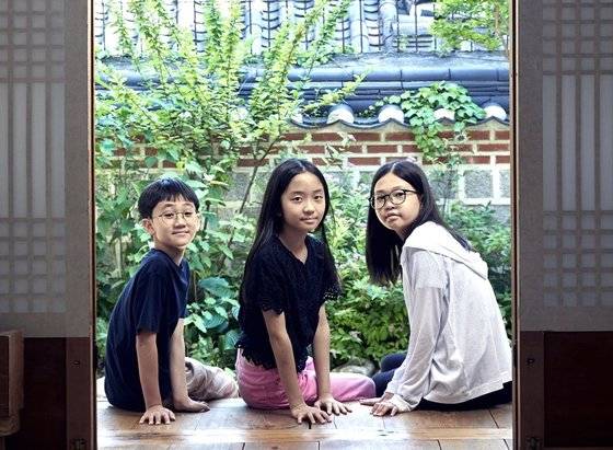 권도준(서울 구룡초 4)·김윤슬(서울 가동초 5)·김세아(경기도 빛가온초 5·왼쪽부터) 학생기자가 한옥문화원을 찾아 한옥의 종류와 건축 원리는 물론 한옥에 숨어있는 여러 과학적인 원리들을 알아봤다.