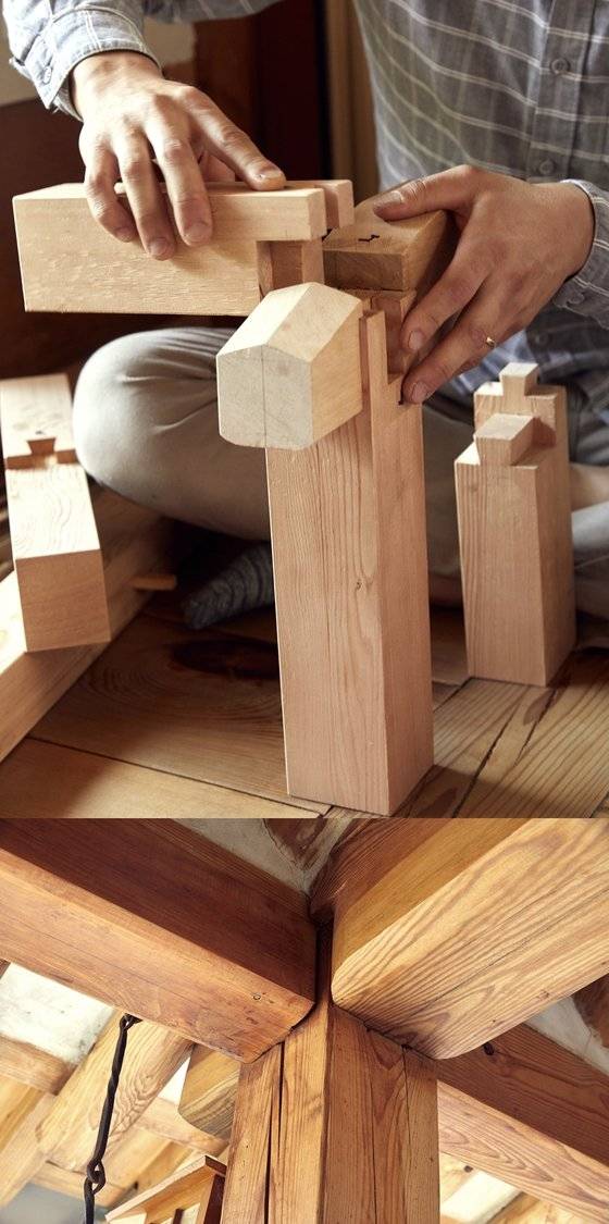 이승석 연구원이 시연한 화통맞춤. 하나의 한옥을 만들려면 위치와 견뎌야 하는 무게 등에 따라 다양한 이음과 맞춤이 사용된다(위 사진). 화통맞춤으로 기둥 위쪽에 보와 도리를 기역(ㄱ)자 모양으로 쌓아 올린 모습. 보의 끝부분은 처마 아래로 돌출돼 있다.