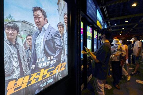 코로나19 팬데믹 이후 첫 천만 영화 탄생이 초읽기에 들어갔다. 범죄 액션 시리즈 영화 '범죄도시2'가 개봉 20일 만인 6일 900만 관객을 돌파했다. 뉴스1