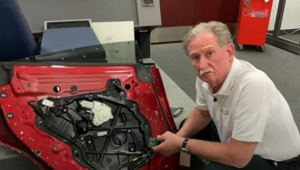 테슬라 차량을 뜯어보고 분석한 유튜브 영상으로 큰 인기를 모은 샌디 먼로 먼로앤드어소시에이츠 대표  /사진=Munro&Associates 트위터