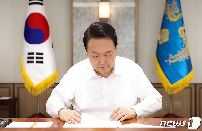 윤석열 대통령이 용산 대통령실에서 수석비서관회의를 주재하고 있다. (대통령실사진기자단) 2022.5.30/뉴스1 © News1 안은나 기자