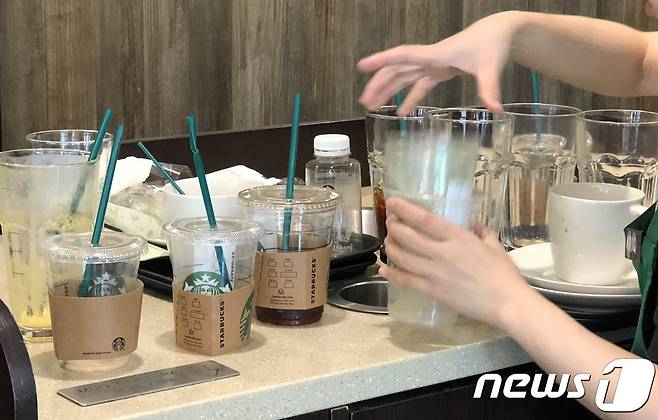 카페 직원이 서울 시내 한 카페 내에서 고객들이 사용한 일회용 컵을 정리하고 있다. © News1 박지혜 기자