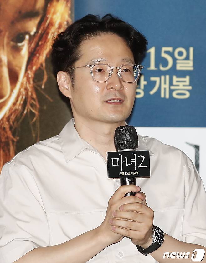 박훈정 감독이 7일 서울 용산 cgv에서 열린 영화 '마녀 Part2. The Other One'(마녀2) 언론 시사회 및 기자간담회에서 인사말을 하고 있다. ‘마녀2’(감독 박훈정)는 초토화된 비밀연구소에서 홀로 살아남아 세상 밖으로 나오게 된 소녀 앞에 각기 다른 목적으로 그를 쫓는 세력들이 모여들면서 벌어지는 일을 그린 액션 영화이다. 2022.6.7/뉴스1 © News1 권현진 기자