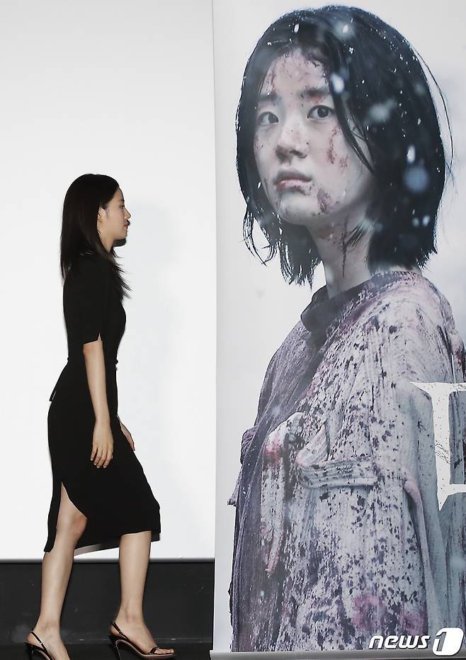 배우 신시아가 7일 서울 용산 cgv에서 열린 영화 '마녀 Part2. The Other One'(마녀2) 언론 시사회 및 기자간담회에 참석하고 있다. ‘마녀2’(감독 박훈정)는 초토화된 비밀연구소에서 홀로 살아남아 세상 밖으로 나오게 된 소녀 앞에 각기 다른 목적으로 그를 쫓는 세력들이 모여들면서 벌어지는 일을 그린 액션 영화이다. 2022.6.7/뉴스1 © News1 권현진 기자