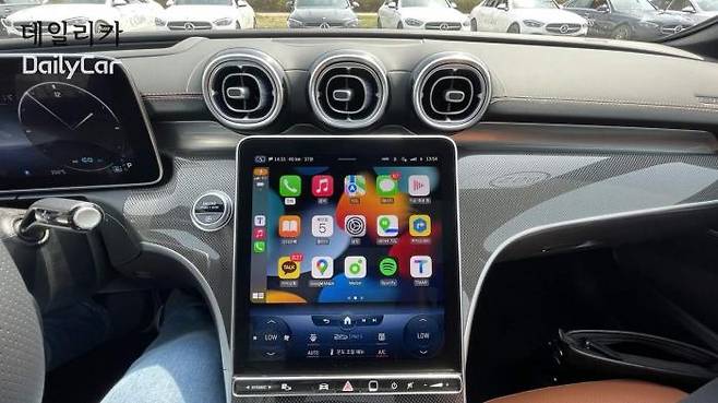 카플레이와 공조 설정을 동시에 진행시킬 수 있는 메르세데스-벤츠 6세대 C클래스 내부