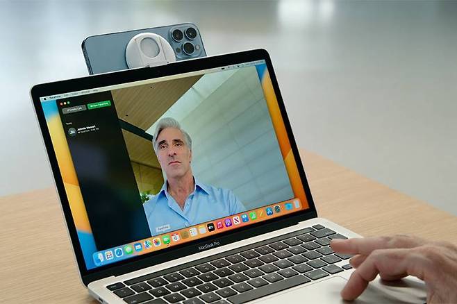 아이폰 카메라를 맥OS의 웹캠으로 활용하는 독특한 기능이 추가됐다. 출처=애플