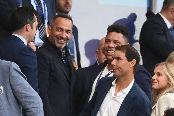 프랑스오픈 대회 기간 중 유럽축구연맹(UEFA) 챔피언스리그 결승전을 찾은 나달(오른쪽 둘째)이 브라질 축구 레전드 호나우두(가운데)와 함께 포착됐다. [AFP=연합뉴스]