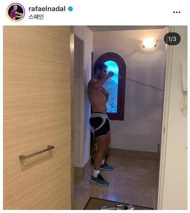 스트레칭은 때와 장소를 가리지 않는 나달. [사진 라파엘 나달 인스타그램]
