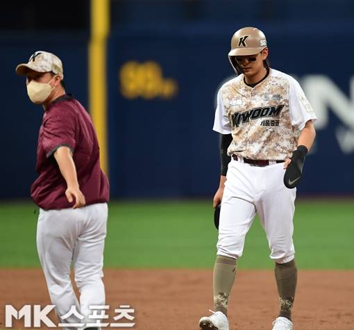 7일 오후 고척스카이돔에서 2022 KBO리그 kt 위즈와 키움 히어로즈의 경기가 벌어졌다. 8회 말 무사 1,2루에서 키움 2루 주자 이정후가 예진원으로 교체됐다. 사진(서울 고척)=김재현 기자