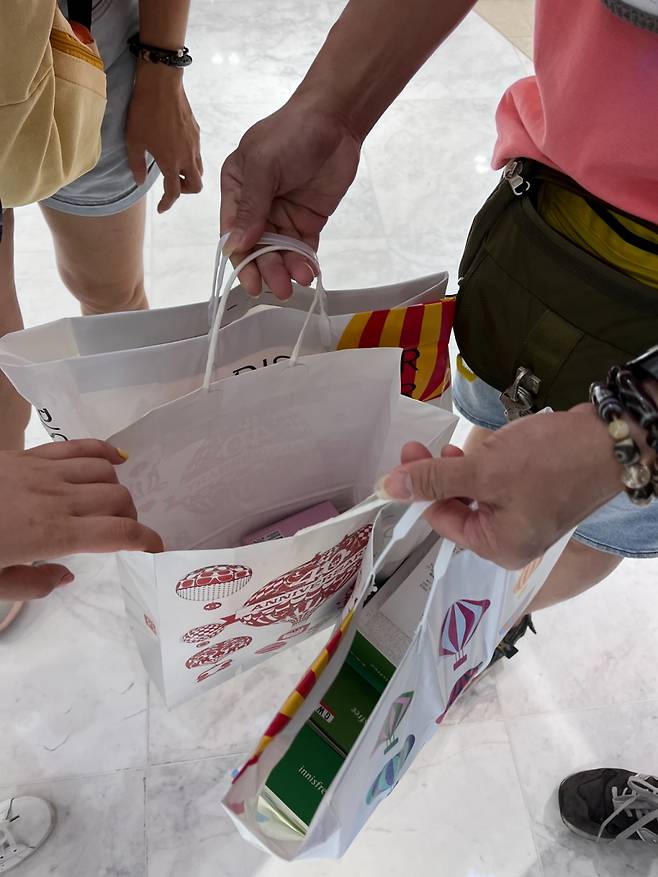 7일 롯데면세점 명동 본점을 찾은 말레이시아 단체 관광객들이 구매한 상품. 국내 화장품 브랜드가 상당 수를 차지하고 있다./사진= 임찬영 기자