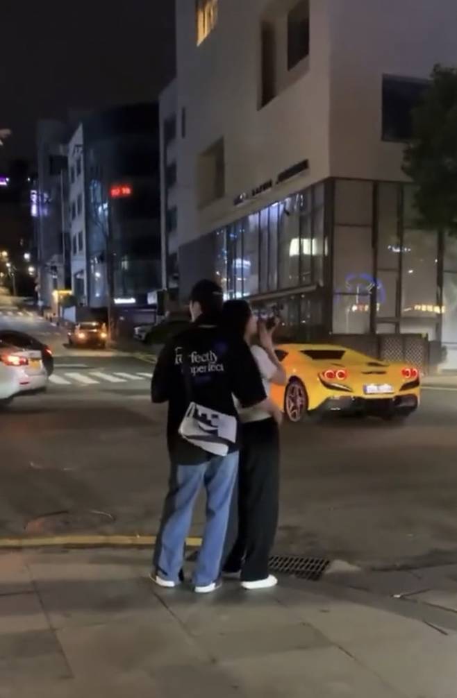 김동현으로 추측되는 남성이 여성과 함께 있는 사진 /사진=온라인 커뮤니티 네이트 판 캡처