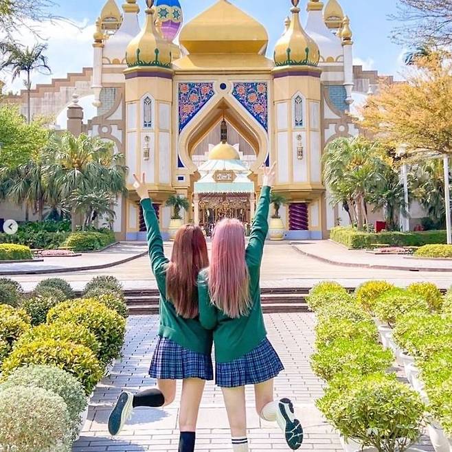 [서울=뉴시스] 대만 테마공원 '육복촌(Leofoo Village)'에서 1일부터 진행된 교복 할인 행사 홍보 모델이 공원 앞에서 교복을 입고 팔다리를 들고 있다. (사진=대만 육복촌 인스타그램 갈무리) 2022.06.07. *재판매 및 DB 금지