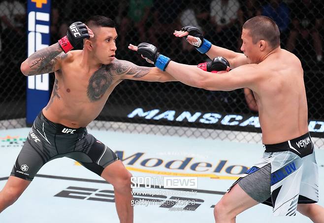 ▲ 제프 몰리나는 무지개 무늬가 작게 새겨진 바지를 입고 싸웠다가 팬들의 지탄을 받았다.