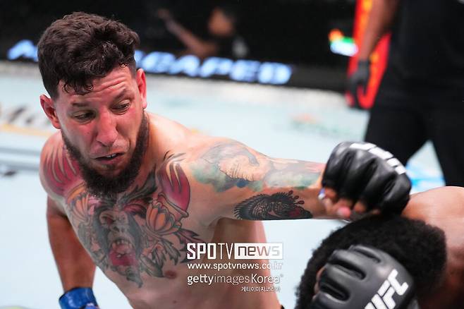 ▲ 아스카 모자로프의 가슴엔 고릴라 문신이 있다.