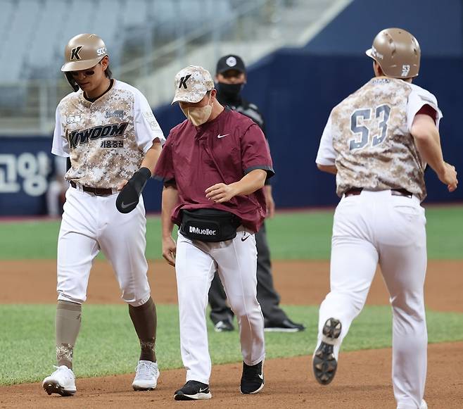 ▲ 새끼발가락 통증으로 교체되는 키움 히어로즈 외야수 이정후.ⓒ연합뉴스