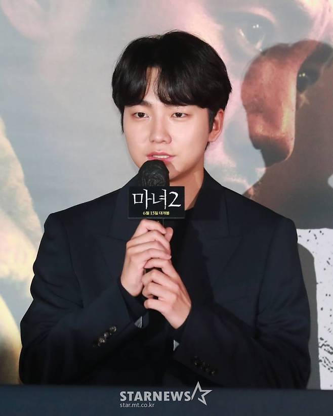 배우 성유빈이 7일 오후 서울 CGV 용산아이파크몰에서 진행된 영화 '마녀2'(감독 박훈정) 언론시사회에 참석해 질문에 답하고 있다.  초토화된 비밀연구소에서 홀로 살아남아 세상 밖으로 나오게 된 소녀 앞에 각기 다른 목적으로 그를 쫓는 세력들이 모여들면서 벌어지는 일을 그린 액션 영화 '마녀 2'는 오는 15일 개봉한다. /2022.06.07 /사진=이동훈 기자 photoguy@