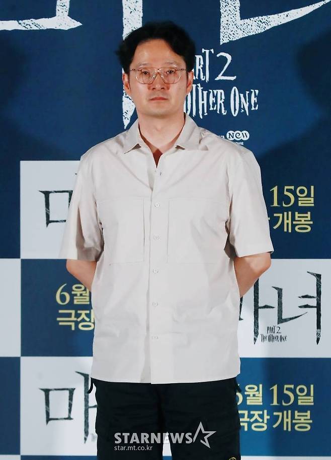 박훈정 감독이 7일 오후 서울 CGV 용산아이파크몰에서 진행된 영화 '마녀2'(감독 박훈정) 언론시사회에 참석해 포즈를 취하고  있다.  초토화된 비밀연구소에서 홀로 살아남아 세상 밖으로 나오게 된 소녀 앞에 각기 다른 목적으로 그를 쫓는 세력들이 모여들면서 벌어지는 일을 그린 액션 영화 '마녀 2'는 오는 15일 개봉한다. /2022.06.07 /사진=이동훈 기자 photoguy@