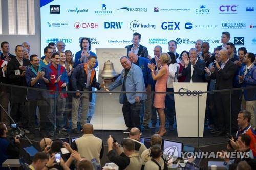 시카고 옵션거래소 새 객장 오픈 기념식 (시카고 AFP=연합뉴스) 미국 최대 선물옵션시장 '시카고옵션거래소'가 설립지인 시카고 상품거래소 빌딩 내에 전통적 호가 경매장과 최첨단 설비가 조화된 새 객장을 열고 6일(현지시간) 영업을 시작했다. 2022.6.7. photo@yna.co.kr