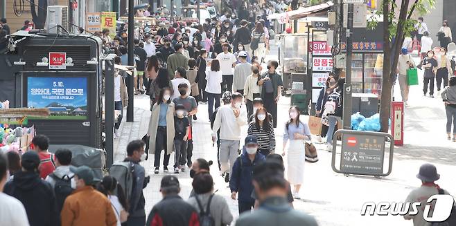 거리두기 전면 해제 후 첫 주말인 24일 오후 서울 중구 명동 거리가 시민들로 북적이고 있다. 2022.4.24/뉴스1 © News1 임세영 기자