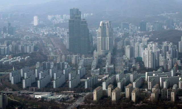 서울 송파구 롯데월드타워 서울스카이에서 바라본 강남구 아파트 단지. 2022.4.5/뉴스1