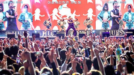 K팝 산업의 눈부신 성장으로 업계에 대한 관심도 증가했다. 아티스트 지망생이 증가한 것은 물론, 실무자로 일하고 싶어하는 취업 준비생도 눈에 띄게 늘었다. 사진은 지난달 19일 오후 용인 한국외국어대학교 글로벌캠퍼스에서 열린 대동제에 출연한 가수 싸이. 최영재 기자