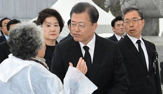 2020년 서해수호의날 기념식에서 윤청자 여사(왼쪽)가 문재인 대통령에게 "천안함이 누구 소행이냐"고 묻고 있다. 연합뉴스