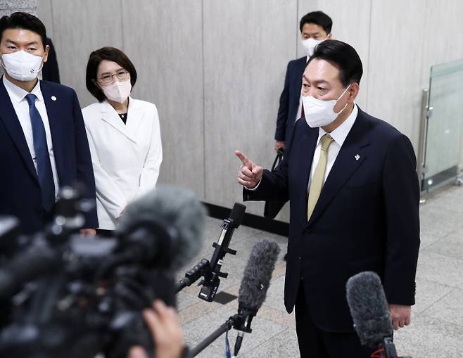 출근길 취재진과 문답 윤석열 대통령이 8일 서울 용산 대통령실 청사로 출근하면서 ‘검사 중용’ 인사 문제 등 취재진 질문에 답하고 있다. 대통령실사진기자단