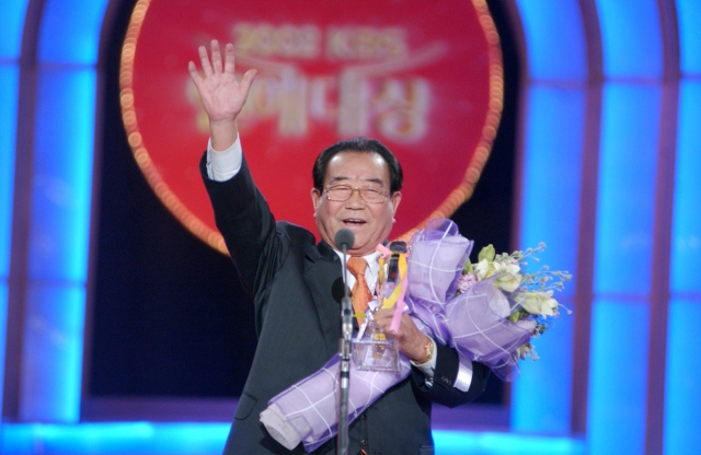 KBS 2002 연예대상에서 공로상을 수상한 송해가 손을 번쩍 들며 수상 소감을 밝히고 있다. 국민일보DB