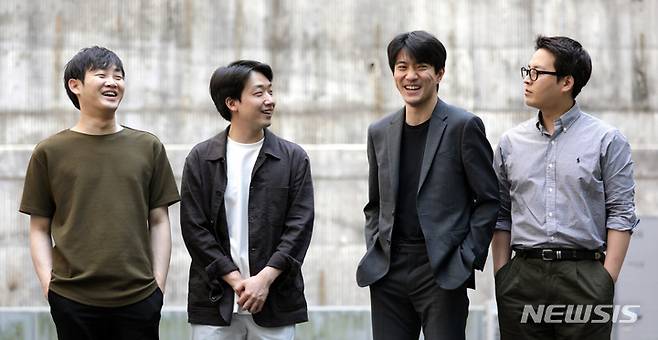 [서울=뉴시스] 박진희 기자 = 현악사중주단 노부스 콰르텟의 김재영(바이올린/왼쪽부), 이원해(첼로), 김영욱(바이올린), 김규현(비올라)이 지난 3일 서울 서초구 한국예술종합학교에서 뉴시스 인터뷰를 마치고 사진촬영을 하고 있다. 노부스 콰르텟은 올해 베토벤 현악사중주 16곡 전곡을 총 5일에 나눠 연주한다. 2022.06.08. pak7130@newsis.com