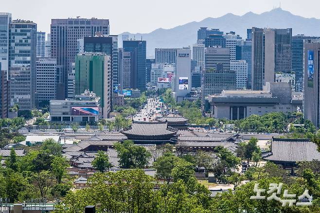 제20대 윤석열 대통령의 취임식일인 10일 오후 서울 종로구 청와대 관저 뒷산에서 바라 본 광화문 전경. 2022.05.10. 인수위사진기자단