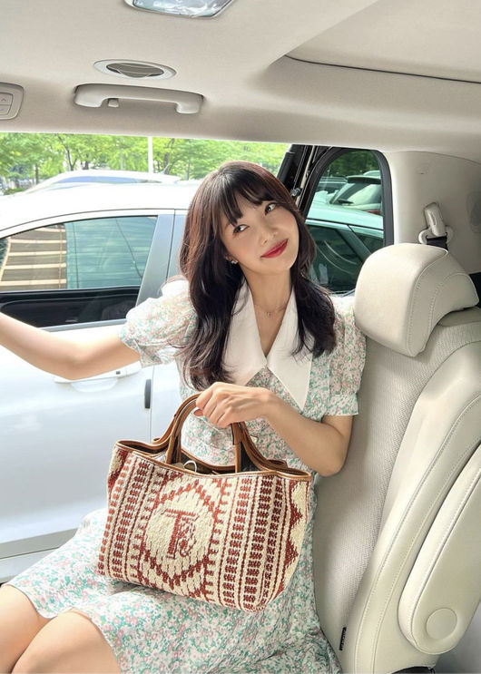 Group Red Velvet Joy showed off her dazzling beautyJoy posted a picture on his SNS on the 8th with an article entitled Retirement.Joy is smiling happily in the car in a floral dress, which makes her look admirable by the beauty of the water-up Joy, whose charm stands out.Joys group Red Velvet recently made a comeback with Feel My Rhythm to show off his music activities.