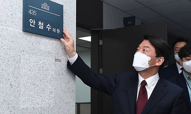 국민의힘 안철수 의원이 6·1 경기 성남 분당갑 국회의원 보궐선거에서 당선된 뒤 처음으로 국회에 등원한 7일 서울 여의도 국회의원회관 내 의원실 435호 앞에서 명패를 달고 있다. 서상배 선임기자