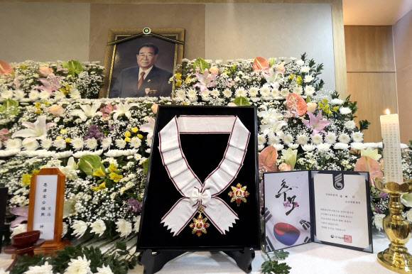 금관문화훈장 수여 받은 송해 - 8일 오후 서울 종로구 서울대학교 병원 장례식장에 차려진 고(故) 송해의 빈소에 금관문화훈장이 놓여 있다. 2022.6.8 사진공동취재단