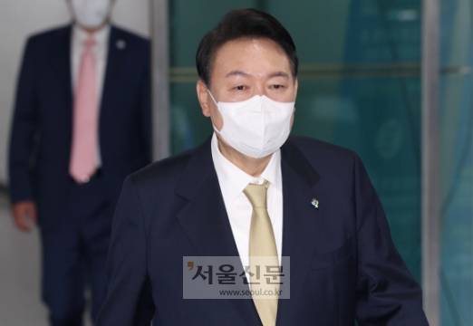 - 윤석열 대통령이 8일 서울 용산 대통령실 청사로 출근하고 있다. 2022. 6. 8 박지환 기자