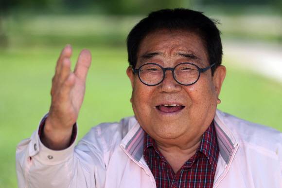 - 영화 ‘전국노래자랑’ 스틸 - 주연배우 김인권과 송해(오른쪽). 서울신문DB