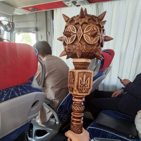 우크라 방문 이준석 “육모방망이 선물 받아” - 국민의힘 이준석 대표가 SNS에 우크라이나 의원들로부터 받은 선물이라며 ‘불리바’라는 철퇴를 들고 있는 모습을 올렸다. 2022.6.8 국민의힘 이준석 대표 SNS 캡처