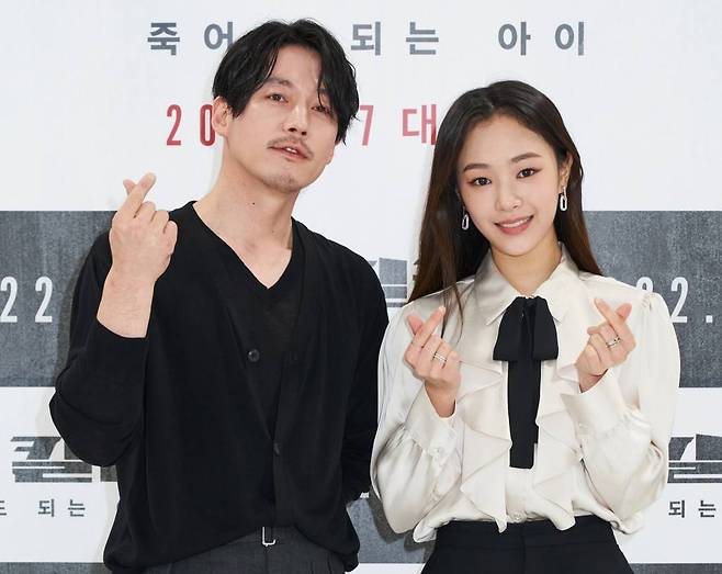 배우 장혁, 걸그룹 공원소녀 이서영(앤)이 8일 오전 온라인으로 진행된 영화 '더 킬러:죽어도 되는 아이' 제작보고회에 참석해 포즈를 취하고 있다.  '더 킬러:죽어도 되는 아이'(감독 최재훈)는 호화로운 은퇴 생활을 즐기던 업계 최강 킬러 '의강'이 겁도 없이 자신을 건드린 놈들을 끝까지 쫓아 응징하는 액션 영화다. 오는 7월 한국과 미국 동시 개봉. / 사진제공 = (주)아센디오 / 2022.06.08 /사진=김창현 기자 chmt@