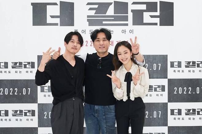 최재훈 감독(가운데), 배우 장혁, 걸그룹 공원소녀 이서영(앤)이 8일 오전 온라인으로 진행된 영화 '더 킬러:죽어도 되는 아이' 제작보고회에 참석해 포즈를 취하고 있다.  '더 킬러:죽어도 되는 아이'(감독 최재훈)는 호화로운 은퇴 생활을 즐기던 업계 최강 킬러 '의강'이 겁도 없이 자신을 건드린 놈들을 끝까지 쫓아 응징하는 액션 영화다. 오는 7월 한국과 미국 동시 개봉. / 사진제공 = (주)아센디오 / 2022.06.08 /사진=김창현 기자 chmt@